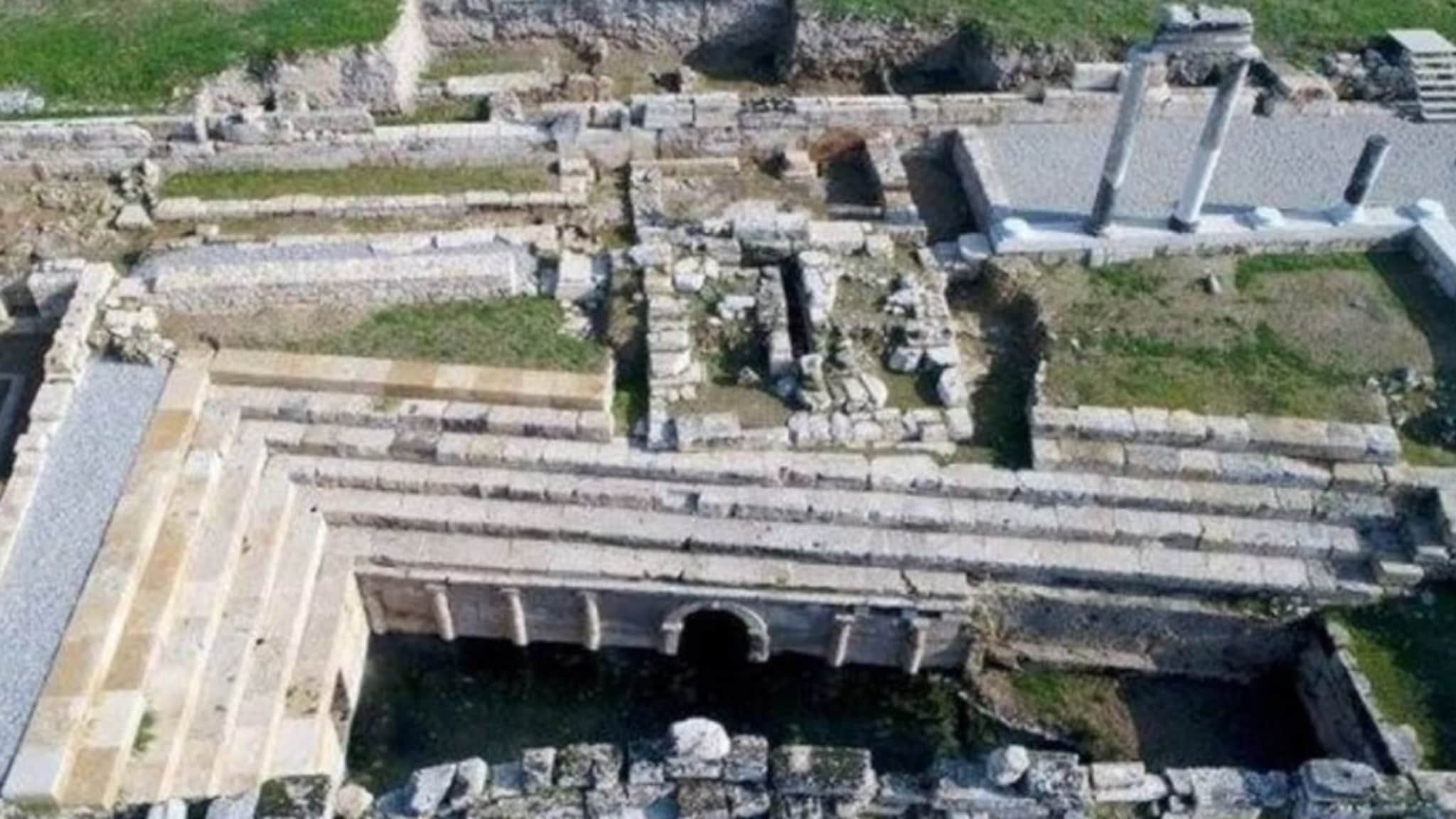 Temple : या मंदिरात जो गेला तो परत आलाच नाही; म्हणतात, 'नरकाचं द्वार', रहस्य काय?