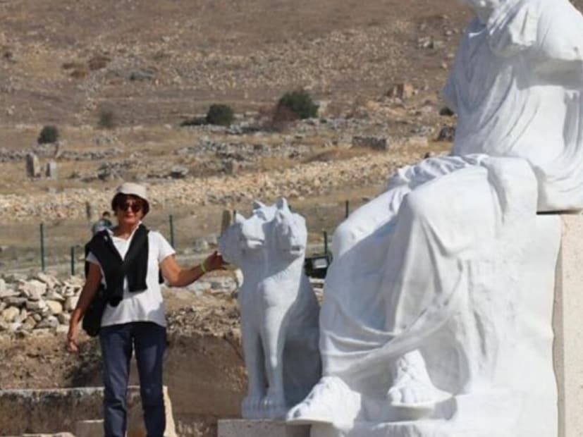 आज जेव्हा विज्ञानाने सत्य उघड केल आहे, तेव्हा हे स्पष्ट झालं आहे की हे सर्व वायूमुळे झालं आहे. जरी हे ठिकाण पर्यटन स्थळ म्हणून लोकप्रिय असलं तरी ते एका संरक्षक कुंपणाने बंद केलं आहे जेणेकरून कोणीही नकळत आत जाऊ नये. शास्त्रज्ञांनी नोंदवलं आहे की हा वायू इतका दाट आहे की दीर्घकाळ संपर्कात राहिल्याने मृत्यू देखील होऊ शकतो. म्हणूनच या गुहेत प्रवेश करणारे लोक कधीही परत येऊ शकले नाहीत. (सर्व फोटो : सोशल मीडिया)