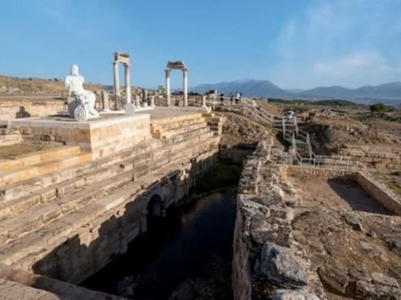 असं मानलं जातं की या मंदिरात एक माणूस राहत होता, ज्याची नंतर हत्या करण्यात आली. इतर दंतकथांनुसार, ग्रीक देवता या मंदिरात राहतात. जेव्हा जेव्हा एखादा मानव किंवा प्राणी आत प्रवेश करतो तेव्हा ते श्वास सोडतात, ज्यामुळे द्वारावरील कुणाचाही मृत्यू होतो.  लोक याला दैवी शक्ती किंवा शाप समजत होते. पुजारी या गूढतेचा वापर धार्मिक हेतूंसाठी करत असत. ते प्राण्यांना गुहेत सोडत असत आणि जेव्हा ते मरत असत तेव्हा ते त्याला चमत्कार घोषित करत असत, ज्यामुळे लोकांमध्ये भीती  निर्माण होत असे.