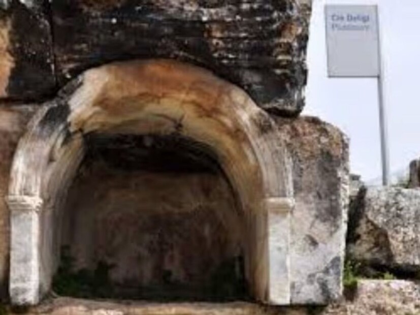 आता हे मंदिर आहे कुठे? तर तुर्कीमध्ये प्राचीन शहर हिएरापोलिसमध्ये आहे. हे ठिकाण प्रत्यक्षात रोमन काळातील एक गुहा आहे. हे मंदिर गेट टू हेल किंवा प्लूटोचं गेट म्हणूनही ओळखलं जातं. प्राचीन धार्मिक श्रद्धेनुसार हे ठिकाण पाताळातील देव प्लूटोला समर्पित होतं आणि तिथं यज्ञ केलं जात होते. प्राचीन काळची ही गुहा मृत्यूचं प्रतीक मानली जात असे.  ही गुहा इतकी धोकादायक मानली जात होती की तिथे गेलेला कोणताही सजीव काही मिनिटांतच मरत असे. यामुळे त्याचं नाव नरकाचं द्वार पडलं.