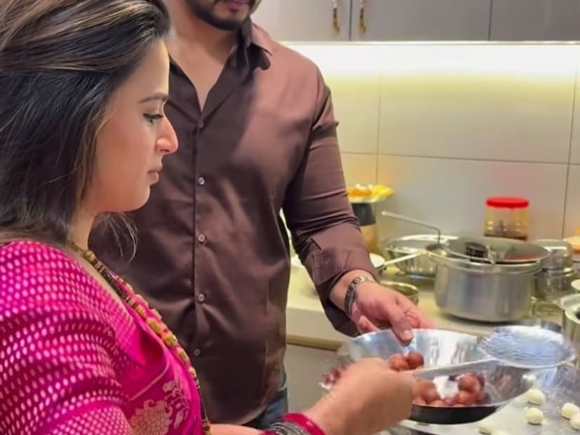  प्राजक्ता गायकवाडने सासरच्या किचनमधील एक व्हिडीओ सोशल मीडियावर शेअर केला आहे. या व्हिडीओमध्ये ती सासरच्या मंडळींसोबत पहिला गोड पदार्थ बनवताना दिसत आहे.