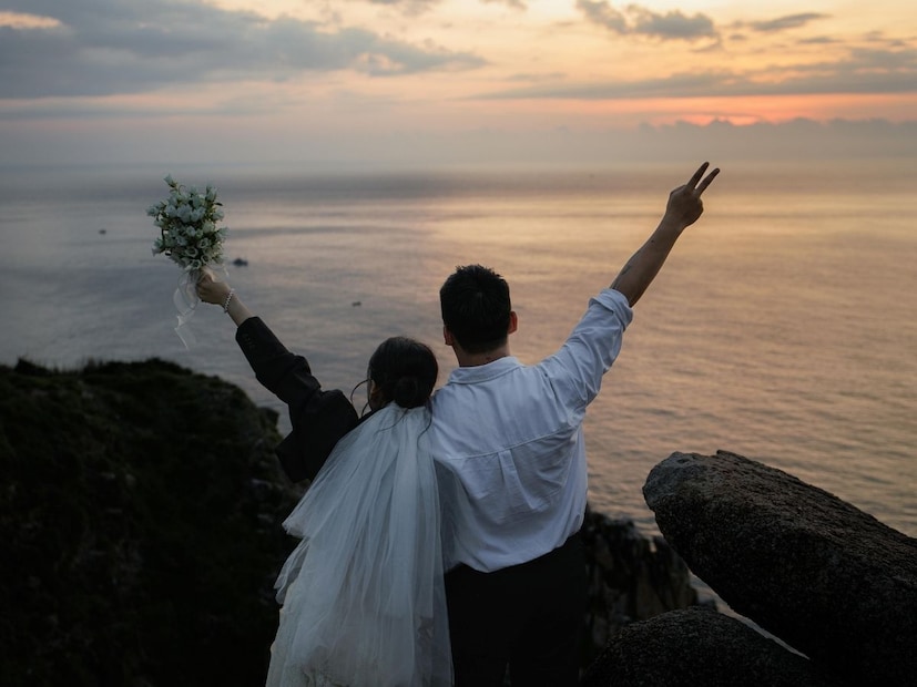 पोलिसांनी दिलेल्या माहितीनुसार, करिअप्पा आणि कविता बाईकवरून गंगावती इथं घरी परतत होते. तेव्हा एका ट्रकने बाईकला धडक दिली.