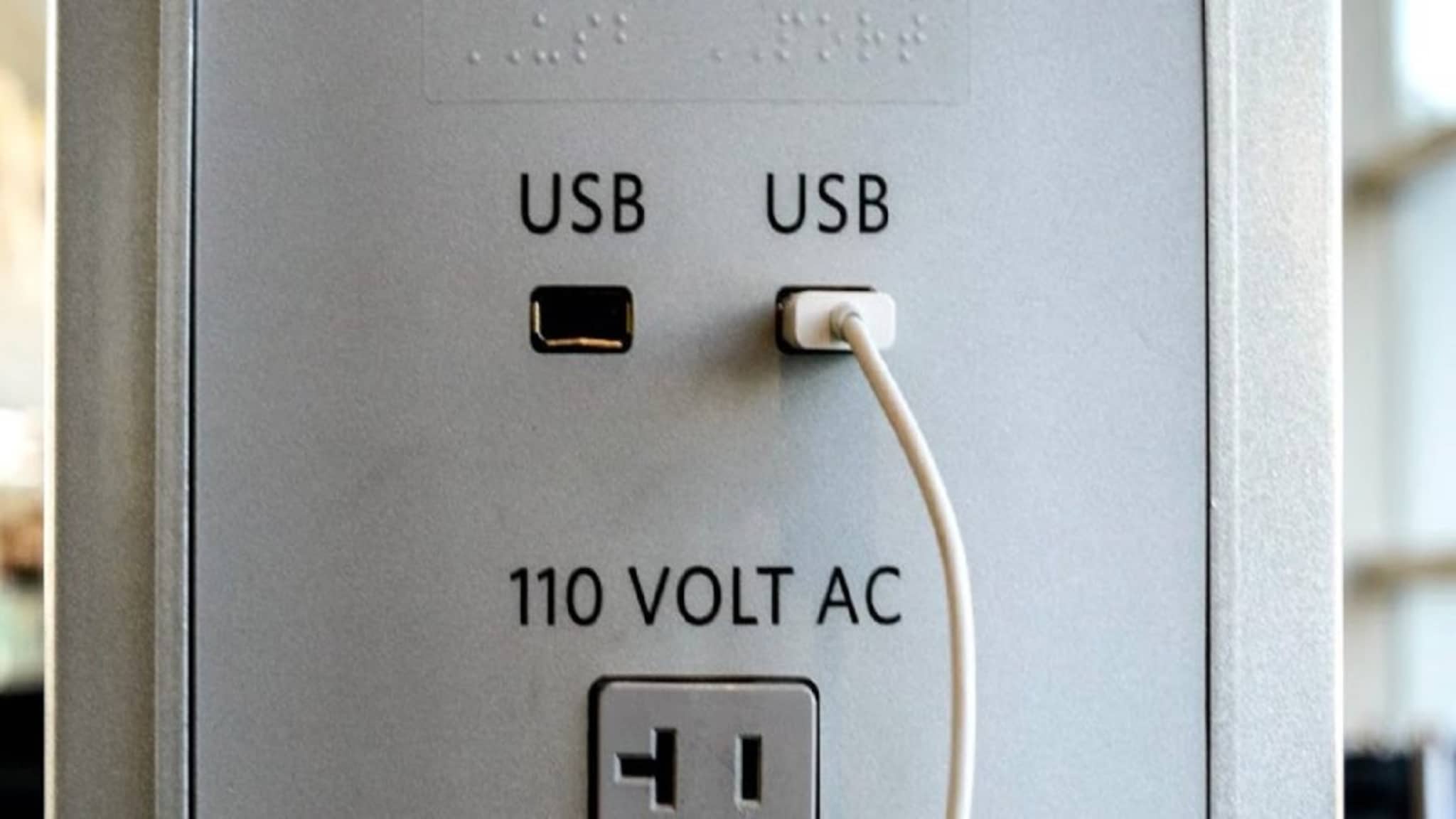 प्रवासात तुम्ही पब्लिक चार्जिंग पोर्टचा वापर केला? एकदा हे भयानक सत्य घ्या जाणून