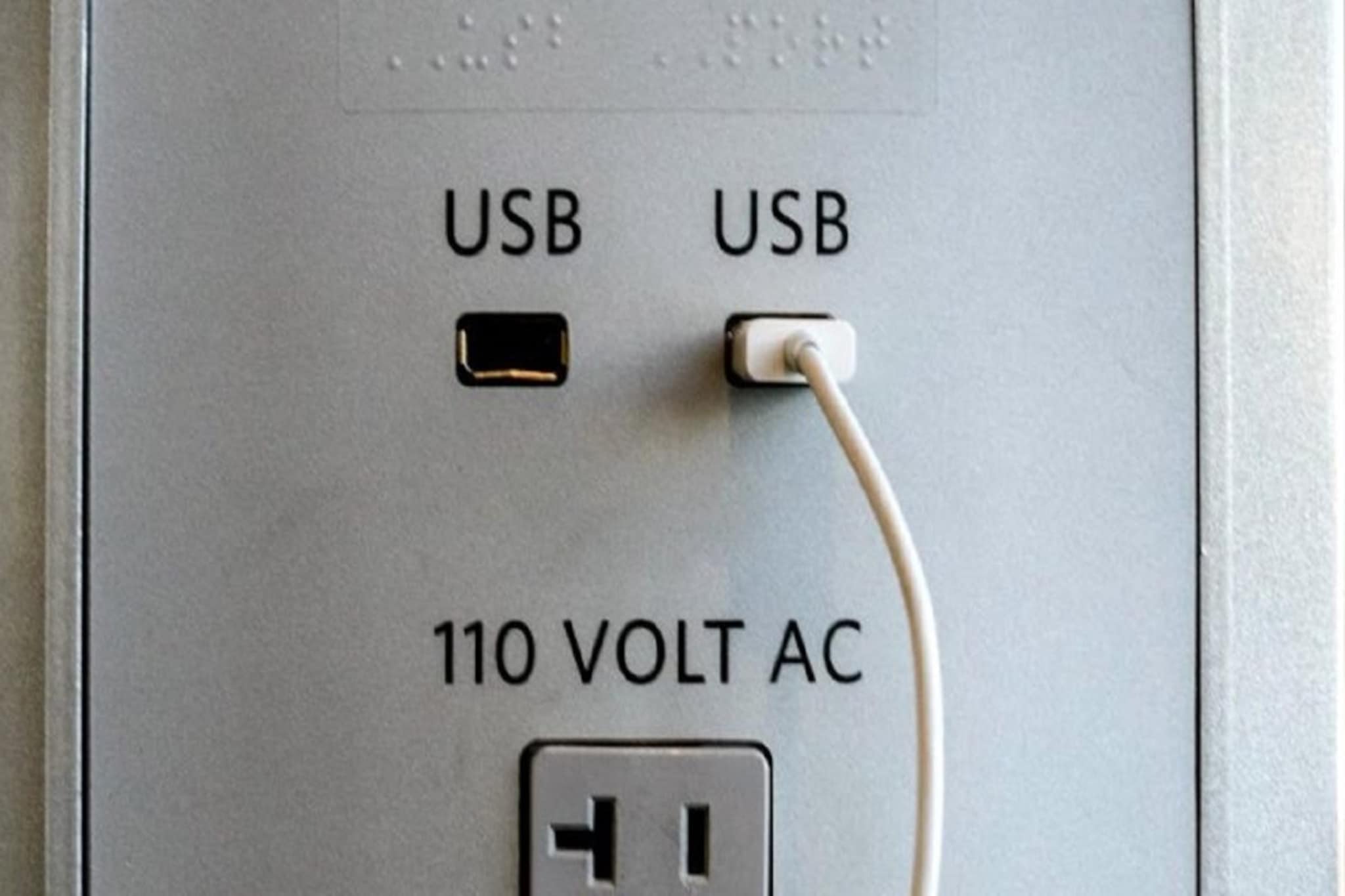 प्रवासात तुम्ही पब्लिक चार्जिंग पोर्टचा वापर केला? एकदा हे भयानक सत्य घ्या जाणून