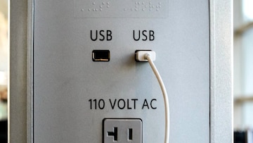 प्रवासात तुम्ही पब्लिक चार्जिंग पोर्टचा वापर केला? एकदा हे भयानक सत्य घ्या जाणून प्रवासात तुम्ही पब्लिक चार्जिंग पोर्टचा वापर केला? एकदा हे भयानक सत्य घ्या जाणून