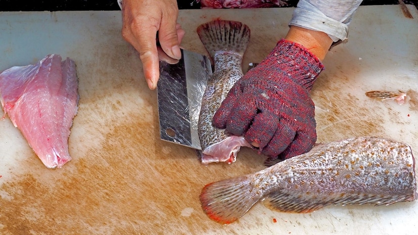 जपानमध्ये सर्वांनाच फुगु बनवता येत नाही. ते तयार करण्यासाठी शेफना वर्षानुवर्षे कठोर प्रशिक्षण घ्यावं लागतं.प्रशिक्षणानंतर त्यांना एक अतिशय कठीण परीक्षा उत्तीर्ण करावी लागते ज्यामध्ये त्यांना उर्वरित मांस दूषित न करता माशांचे विषारी भाग काढून टाकावे लागतात. सरकार फक्त पात्र शेफनाच परवाना देतं. म्हणूनच फुगु इतका महाग आहे आणि तो फक्त प्रमाणित रेस्टॉरंटमध्येच दिला जातो. थोडीशी चूक ग्राहकाच्या मृत्यूला कारणीभूत ठरू शकते.