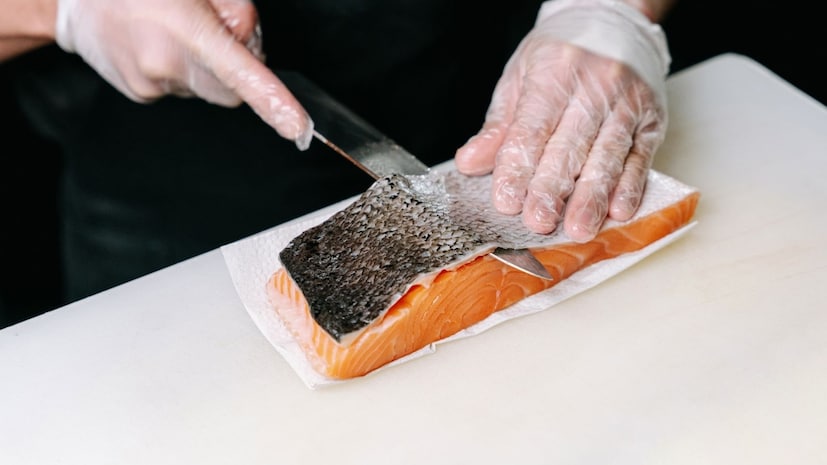 जेव्हा एखादी व्यक्तीच्या शरीरात हे विष जातं तेव्हा ते शरीरातील मज्जातंतू सिग्नल अवरोधित करतं. मासा खाल्ल्यानंतर 20 मिनिटांपासून 3 तासांच्या आत लक्षणं दिसून येतात. ओठ आणि जीभ सुन्न होते, चक्कर येते, उलट्या होतात आणि डोकेदुखी होते. हळूहळू संपूर्ण शरीर लकवाग्रस्त होतं. शेवटी श्वसनक्रिया बंद पडते. सर्वात भयावह गोष्ट म्हणजे टेट्रोडोटॉक्सिनसाठी कोणताही उतारा नाही. म्हणजे जर विष पसरलं तर मृत्यू जवळजवळ निश्चित आहे.