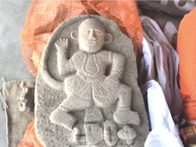 अखंड काळ्या शिळेत कोरलेली असून सुबक आणि देखणी अशी ही अडीच फूट उंच मूर्ती अत्यंत आकर्षक असल्याचे संशोधकांनी स्पष्ट केले.