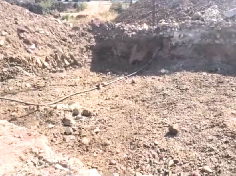 पुणे जिल्ह्यातील मावळ तालुक्यातून एक आश्चर्यकारक बातमी समोर आली आहे. गावातील बधलवाडी इथं हनुमान मंदिराच्या पुनर्निर्माणासाठी सुरू असलेल्या पाया खोदकामादरम्यान एक १०० वर्ष जुनी हनुमानाची मूर्ती सापडली आहे. ही मूर्ती पाहण्यासाठी गावकऱ्यांनी एकच गर्दी केली आहे. 