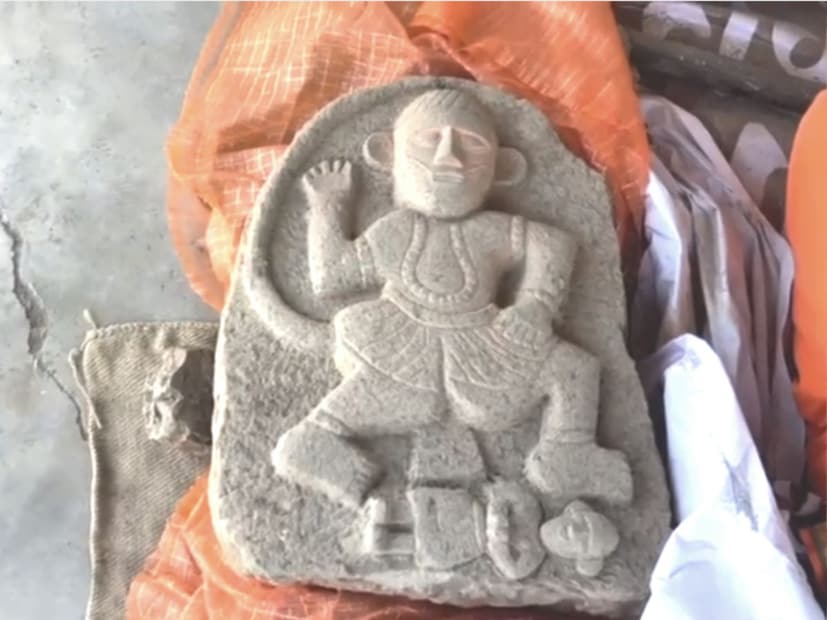 इतिहास संशोधक डॉ प्रमोद बोऱ्हाडे यांच्याकडून या मूर्तीबद्दल जाणून घेतलं. त्यांनी सांगितलं की, 'ही मूर्ती किमान शंभर वर्षांहून अधिक काळ जुणी असून जमिनीत गाडलेली होती. ही मुर्ती कुठेही तुटलेली किंवा खंडित नाही.