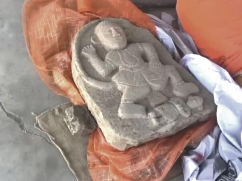 आज शुक्रवारी पाया खोदकामादरम्यान सुमारे 7 ते 8 फूट खोलीवर चपेटदान मुद्रेतील प्राचीन हनुमान मूर्ती सापडली. खोदकामादरम्यान मूर्ती सापडली ही बातमी गावात वाऱ्यासारखी पसरली. 