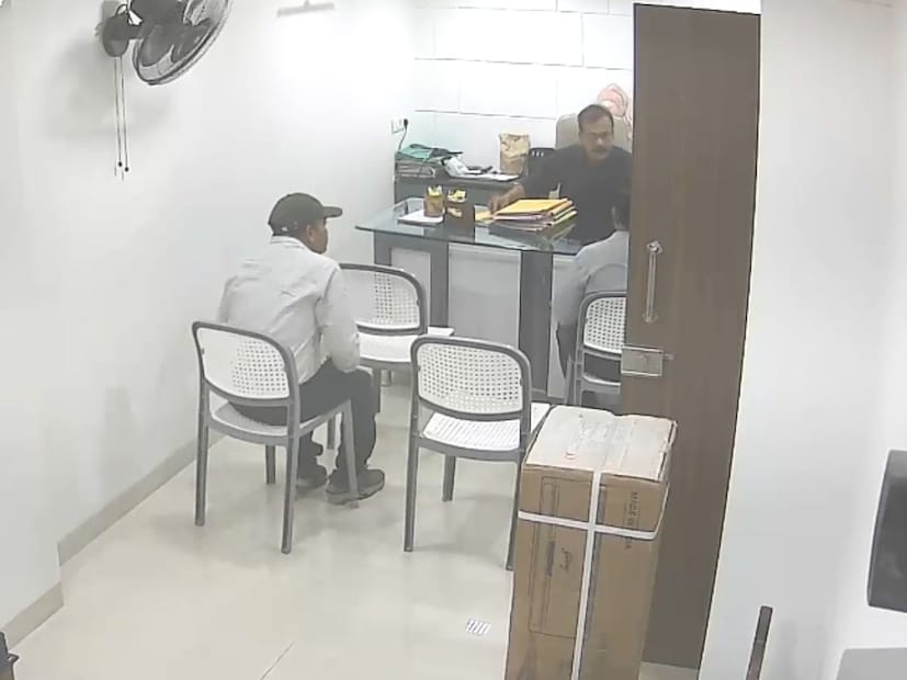   या प्रकरणी भ्रष्टाचार प्रतिबंधक कायदा 1988 अंतर्गत केस नोंदवली असून वरिष्ठ अधिकारी सुपरिंटेंडेर शिरीष सरदेशपांडे, SP अजित पाटील आणि अ&#x200d;ॅड. SP अर्जुन भोसले यांच्या मार्गदर्शनाखाली तपास सुरू आहे. 