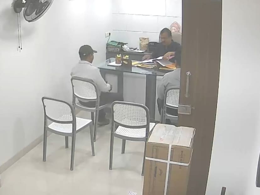 ५ डिसेंबरच्या संध्याकाळी 6.55 वाजता स्वयं साक्षीदारांसमोर पुणे लाचलुचपत प्रतिबंधक विभागाने (ACB) सरकारी नियुक्त लिक्विडेटर विनोद माणिकराव देशमुख आणि पॅनल ऑडिटर भास्कर राजाराम पोल यांना तब्बल 8 कोटींची लाच मागितल्याच्या आरोपाखाली अटक केली. 