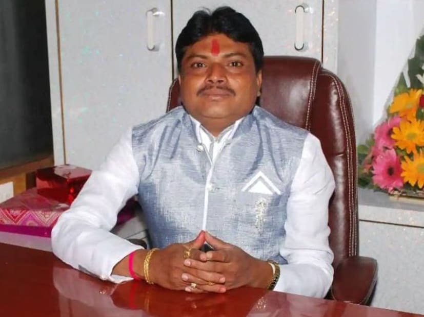 सोसायटी समिती विसर्जित झाल्यानंतर सोसायटीचं सगळं काम समितीकडून काढून घेतलं जातं आणि हे नियमाप्रमाणे  ते सरकार किंवा निबंधकांनी नियुक्त केलेल्या एका अधिकाऱ्याकडे ज्याला लिक्विडेटर म्हणतात, त्याच्याकडे सोपवलं होतं.  हा लिक्विडेटर सोसायटीची मालमत्ता ताब्यात घेतो, कर्ज फेडणे, सोसायटीचा रोजचा खर्च करण्याचे अधिकार त्याच्याकडे असतात. 