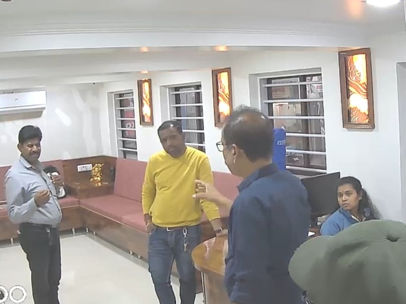 भास्कर पोल यांनी  3 कोटी शेअर प्रमाणपत्रांसाठी तर देशमुख यांनी आगामी भूखंड लिलावात तक्रारदाराच्या पसंतीच्या पक्षाला जमीन मिळावी म्हणून 5 कोटी लाचेची मागणी केली.  