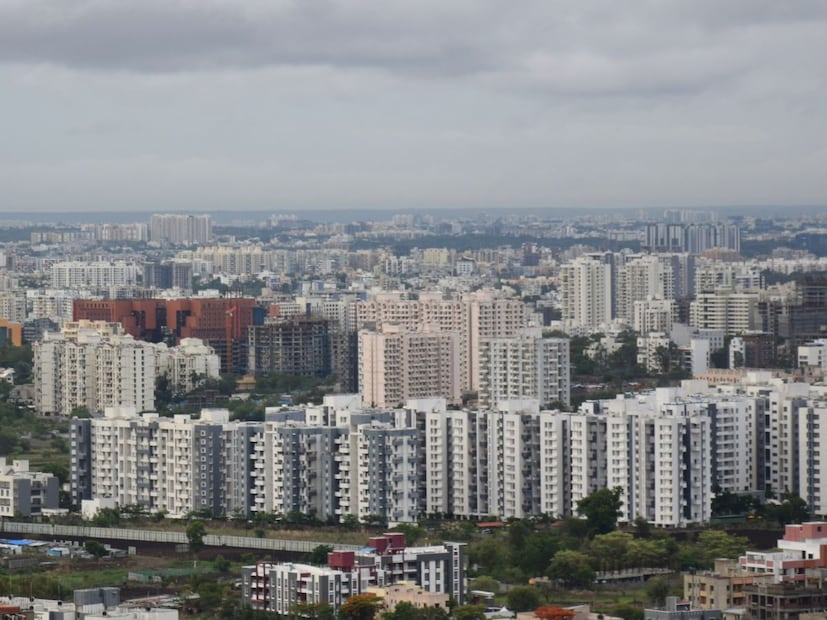 पुणे आणि कल्याण- डोंबिवली परिसरात सोसायटीमधले वाद हे काही नवीन नाही. या ना त्या मुद्यावरून सोसायट्यांमध्ये वाद होतच राहतात. कधी कधी सोसायटीचे वाद हे इतकी विकोपाला जातात की, पोलीस स्टेशनपर्यंत पोहोचतात. पण, पुण्यातील एका सोसायटीचं प३करण थेट लाचलुचपत प्रतिबंधक विभागाकडे पोहोचलं. हे प्रकरण होतं, तब्बल 8 कोटी लाचेचं. इतक्या मोठ्या प्रमाणात लाच शासकीय काय खासगी क्षेत्रातही कुणी मागितली नसेल. पुणे आणि कल्याण- डोंबिवली परिसरात सोसायटीमधले वाद हे काही नवीन नाही. या ना त्या मुद्यावरून सोसायट्यांमध्ये वाद होतच राहतात. कधी कधी सोसायटीचे वाद हे इतकी विकोपाला जातात की, पोलीस स्टेशनपर्यंत पोहोचतात. पण, पुण्यातील एका सोसायटीचं प३करण थेट लाचलुचपत प्रतिबंधक विभागाकडे पोहोचलं. हे प्रकरण होतं, तब्बल 8 कोटी लाचेचं. इतक्या मोठ्या प्रमाणात लाच शासकीय काय खासगी क्षेत्रातही कुणी मागितली नसेल.