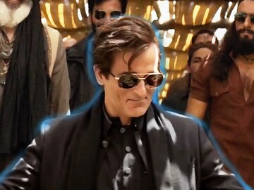 अक्षय खन्नापेक्षा भारी दिसतो त्याचा मोठा भाऊ, वयाच्या 53 व्या वर्षीही आहे हँडसम