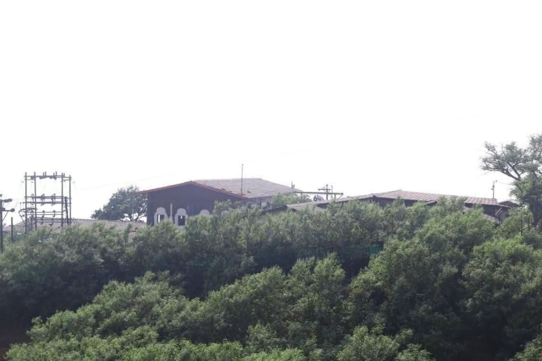 रायगडावर कुणी बांधलं कॅफे? शिवप्रेमी प्रचंड संतापले