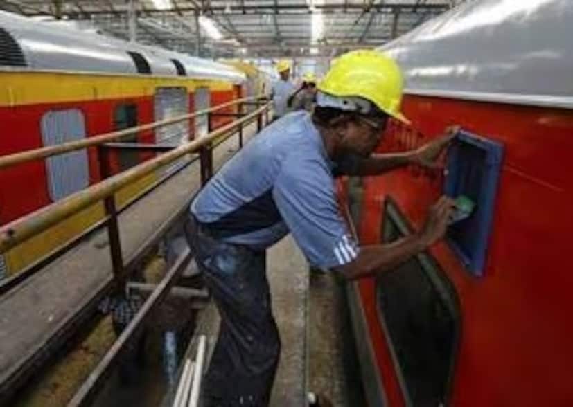 या पदांसाठी भरती सुरू आहे : आता, सध्या भरती होणाऱ्या पदांवर चर्चा करूया. या वर्षी, रेल्वेमध्ये जवळजवळ प्रत्येक क्षेत्रात रिक्त पदे आहेत. यामध्ये असिस्टंट लोको पायलट (एएलपी), टेक्निशियन, उपनिरीक्षक आणि आरपीएफमधील कॉन्स्टेबल, ज्युनियर इंजिनियर, डेपो मटेरियल सुपरिटेंडंट, केमिकल आणि मेटलर्जिकल असिस्टंट, पॅरामेडिकल स्टाफ, एनटीपीसीच्या विविध श्रेणी, मंत्री आणि आयसोलेटेड कॅटेगिरी आणि ट्रॅक मेंटेनर्स आणि असिस्टंट सारख्या लेव्हल-1 पदांचा समावेश आहे.