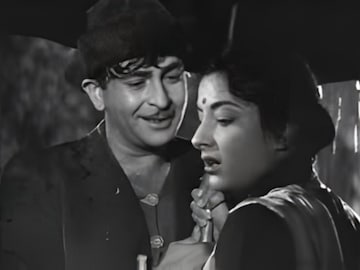 रात्रभर बाथरुममध्येच बसायचे... नरगिसच्या आठवणीत उद्ध्वस्त झालेले राज कपूर रात्रभर बाथरुममध्येच बसायचे... नरगिसच्या आठवणीत उद्ध्वस्त झालेले राज कपूर