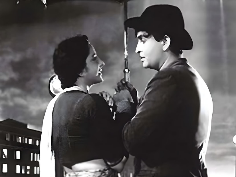  मधु जैन यांच्या ‘द कपूर्स’ या पुस्तकानुसार, राज कपूर यांनी सांगितले होते की ते दोघे एकत्र बसून जेवले, गप्पा मारल्या, पण त्या गप्पांमध्ये आधीसारखा एकमेकांबद्दलचं आपलेपणा, प्रेम नव्हतं. नरगिसने त्यांना स्पष्टपणे सांगितले होते की ती आता पुढे निघून गेली आहे आणि राज यांनीही आपले आयुष्य नीट जगावे. त्यानंतर दोघे एकत्र विमानतळापर्यंत गेले आणि मग राज मुंबईला परतले. तीच त्यांची शेवटची भेट ठरली. 11 मार्च 1958 रोजी नरगिसने सुनील दत्तसोबत लग्न केलं.‘द कपूर्स’ नुसार, राज कपूर यांच्या पत्नी कृष्णा यांनी सांगितले होते की नरगिसच्या लग्नाची बातमी कळताच राज बाथरूममधील टबमध्ये बसून रडायचे. सिगरेट ओढत बसायचे. राज कपूर नैराश्यात गेले होते आणि काही काळ त्यांनी चित्रपटांपासूनही ब्रेक घेतला. मात्र नंतर हळूहळू सर्व काही सुरळीत झाले.