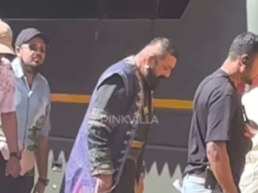  'राजा शिवाजी' या चित्रपटातील संजय दत्त यांचा अफजल खानचा लुक सध्या सोशल मीडियावर व्हायरल होत आहे. अफजल खानच्या लुकमध्ये संजय दत्त खूप शक्तिशाली दिसत आहेत.