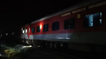 140 चा वेग अन् काळजाचा थरकाप, राजधानी एक्सप्रेसनं हत्तींच्या कळपाला उडवलं 140 चा वेग अन् काळजाचा थरकाप, राजधानी एक्सप्रेसनं हत्तींच्या कळपाला उडवलं