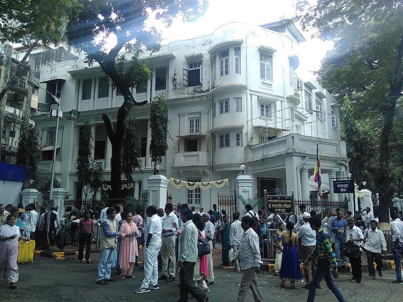  दररोज सुमारे 200 ते 250 लोक राजगृहाला भेट देतात विशेषत महापरिनिर्वाण दिन आणि आंबेडकर जयंतीस येथे भक्तांची संख्या वाढते. राजगृह हे डॉ. आंबेडकरांच्या विचारांचे आणि त्यांच्याशी जोडलेल्या ऐतिहासिक घटकांचे एक अमूल्य ठेवा आहे जे प्रत्येक भारतीय नागरिकासाठी प्रेरणादायी ठरते.