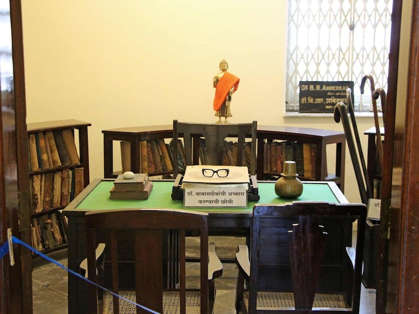  यामध्ये आंबेडकर कुटुंबाने वापरलेली भांडी, बाथ टब, जुने फोटो, गरम पाण्याचे यंत्र, पलंग आणि गौतम बुद्ध यांची प्रतिमा यांचा समावेश आहे. विशेषत: त्यांच्या अध्ययन कक्षातील टेबल आणि छडीसह संविधानाची प्रत देखील संग्रहित केली आहे. या कक्षातच बाबासाहेबांनी भारतीय संविधान तयार केले होते. राजगृहामध्ये बाबासाहेबांचे अस्थिकलशदेखील ठेवले गेले आहेत ज्यामुळे हा स्थान अधिक पवित्र मानला जातो.