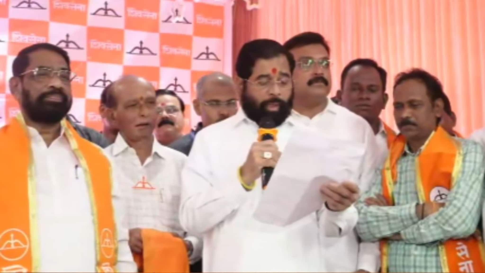 राऊतांची कट्टर माणसंच फोडली, शिंदेसेनेत प्रवेश, मुंबईत ठाकरेंना मोठा धक्का