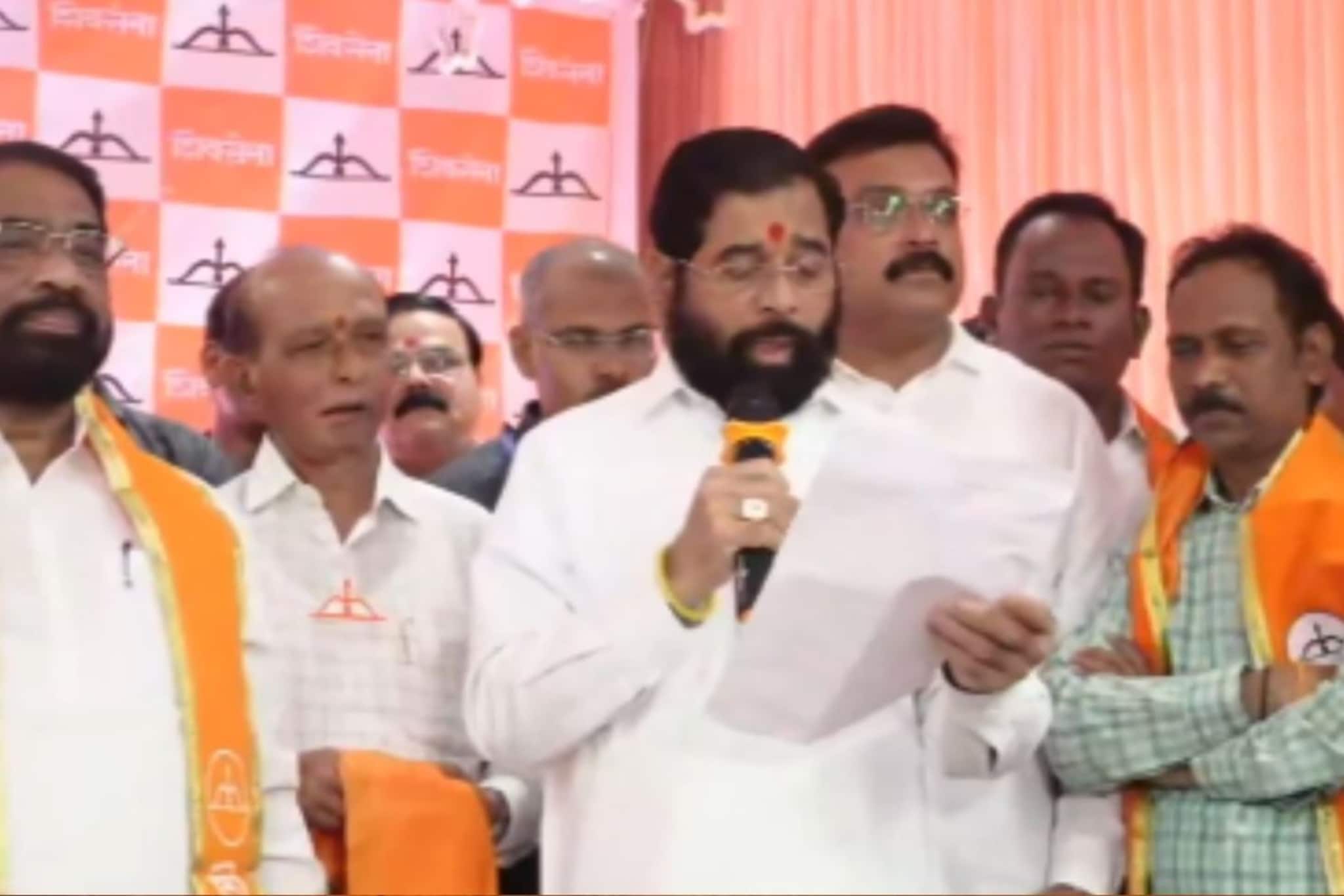 राऊतांची कट्टर माणसंच फोडली, शिंदेसेनेत प्रवेश, मुंबईत ठाकरेंना मोठा धक्का