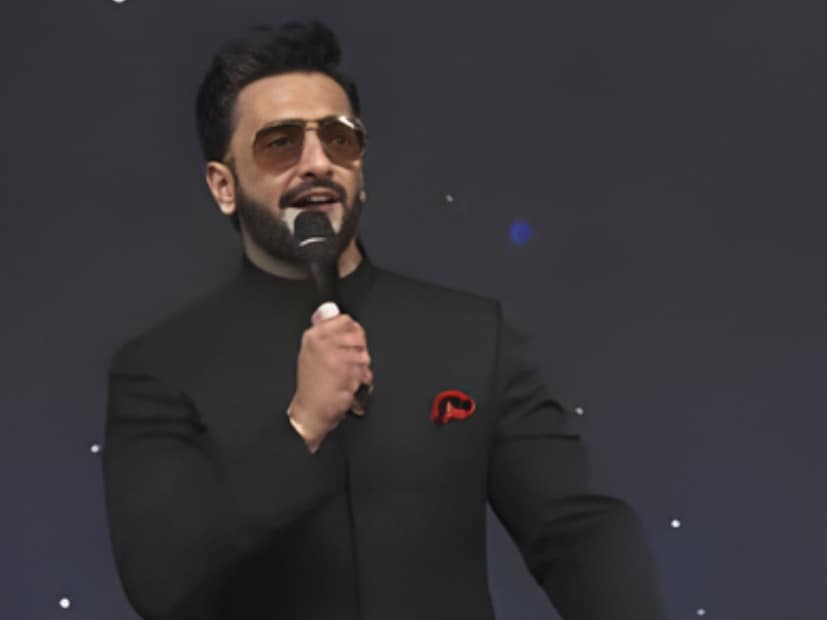  रणवीर सिंह सध्या आपल्या आगामी 'धुरंधर' या चित्रपटाचं प्रमोशन करत आहे. या चित्रपटाच्या प्रमोशनदरम्यान त्याने ऋषभ शेट्टीच्या 'कांतारा' या चित्रपटावर भाष्य केलं आहे. व्हायरल व्हिडीओमध्ये रणवीर सिंह म्हणत होता,"ऋषभ शेट्टी मी तुझा सिनेमा थिएटरमध्ये बघितला. अभिनयही कमाल होता. विशेषत: जेव्हा तुझ्या अंगात फीमेल भूत येतं तो शॉट तर खूपच भारी होता".