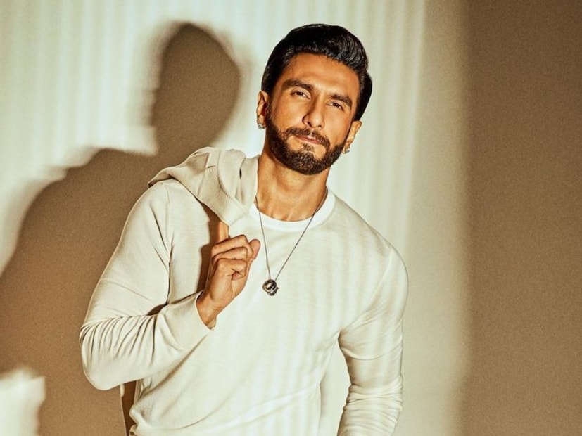  बॉलिवूड अभिनेता रणवीर सिंह सध्या चर्चेत आहे. ऋषभ शेट्टीच्या बहुचर्चित 'कांतारा' या चित्रपटावर रणवीरने टीका केली. त्यामुळे अनेकांच्या भावना दुखावल्या. आता अभिनेत्याने सोशल मीडियावर एक खास पोस्ट शेअर करत जाहीररित्या माफी मागितली आहे.