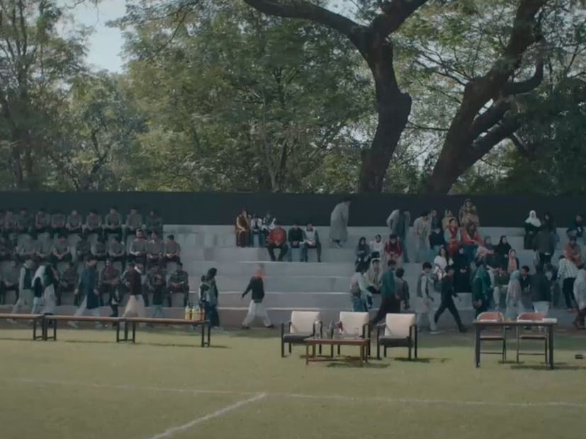 OTT वर प्रत्येक आठवड्याला नव्या सीरिज आणि फिल्म सीरिज होत असतात. वेगवेगळ्या वयोगटासाठी असणाऱ्या, वेगवेगळ्या जॉनरच्या या फिल्म आणि सीरिज प्रेक्षकांचं लक्ष वेधून घेतात. ओटीटीवर नुकतीच सीरिज झालेली एक 8 एपिसोडची वेबसीरिज मात्र सध्या संपूर्ण देशाचं लक्ष वेधून घेत आहे. वेगळा विषय, वेगळा जॉनर प्रेमींच्या पसंतीस उतरत आहे. OTT वर प्रत्येक आठवड्याला नव्या सीरिज आणि फिल्म सीरिज होत असतात. वेगवेगळ्या वयोगटासाठी असणाऱ्या, वेगवेगळ्या जॉनरच्या या फिल्म आणि सीरिज प्रेक्षकांचं लक्ष वेधून घेतात. ओटीटीवर नुकतीच सीरिज झालेली एक 8 एपिसोडची वेबसीरिज मात्र सध्या संपूर्ण देशाचं लक्ष वेधून घेत आहे. वेगळा विषय, वेगळा जॉनर प्रेमींच्या पसंतीस उतरत आहे.