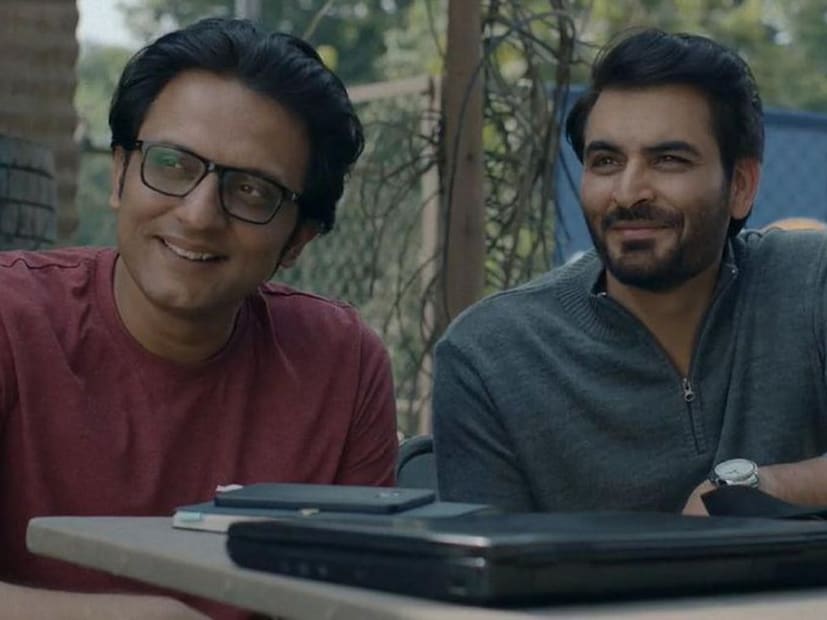  ‘रियल कश्मीर फुटबॉल क्लब’ची कथा 2014 मधील भीषण पुरानंतर दोन वर्षांनी, म्हणजेच 2016 मध्ये सुरू होते. त्या काळात काश्मीरमधील तरुण रोजगारासाठी वणवण भटकत होते आणि स्थानिक नेते त्यांचा वापर आंदोलनं आणि दगडफेकीसाठी करत होते. अशा परिस्थितीत पत्रकार पेशातील सोहेल मीर (मोहम्मद झीशान अय्युब) काश्मीरचा स्वतःचा फुटबॉल क्लब सुरू करण्याचं स्वप्न पाहतो. या प्रवासात त्याला साथ मिळते कश्मीरी पंडित उद्योजक शिरीष केमू (मानव कौल) यांची. लहानपणी झालेलं स्थलांतर आणि भावाच्या मृत्यूचं दुःख सोसलेला शिरीष काश्मीरमधील तरुणांसाठी एक चांगला मार्ग उघडू इच्छितो. आता ही जिद्दी जोडी एका भंगाराच्या मैदानापासून काश्मीरच्या पहिल्या फुटबॉल क्लबची पायाभरणी कशी करते? दिशाहीन, बेरोजगार आणि आपली स्वप्नं मनातच दडपून जगणाऱ्या तरुणांसोबत संघ उभा करून राष्ट्रीय लीगपर्यंतचा प्रवास कसा घडतो? हे सगळं जाणून घेण्यासाठी ही सीरिज पाहावी लागेल.