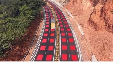 भारतातील पहिला Red Road, संपूर्ण रस्ता लाल लाल; पण का, याचा अर्थ काय, आहे कुठे? भारतातील पहिला Red Road, संपूर्ण रस्ता लाल लाल; पण का, याचा अर्थ काय, आहे कुठे?