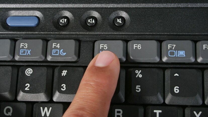 विंडोज सतत फाइल्स, प्रोग्राम्स आणि प्रक्रियेवर लक्ष ठेवत असतो. मात्र कधी कधी स्क्रीनवर झालेले काही बदल लगेच दिसत नाहीत. जसं की नवी फाइल तयार केली, फाइल डिलीट केली, रिनेम केलं, आयकॉन जागा बदलली, यूएसबी जोडली पण आयकॉन दिसला नाही. अशा वेळी रिफ्रेश स्क्रीनला पुन्हा अपडेट करायला सांगतो. याला रिड्रॉ, रिरेंड्रिंग म्हणतात. रिफ्रेश केल्यावर विंडोज बदल ओळखतो आणि आयकॉन किंवा फोल्डर्सला पुन्हा रेंडर करून योग्य माहिती स्क्रीनवर दाखवतो.