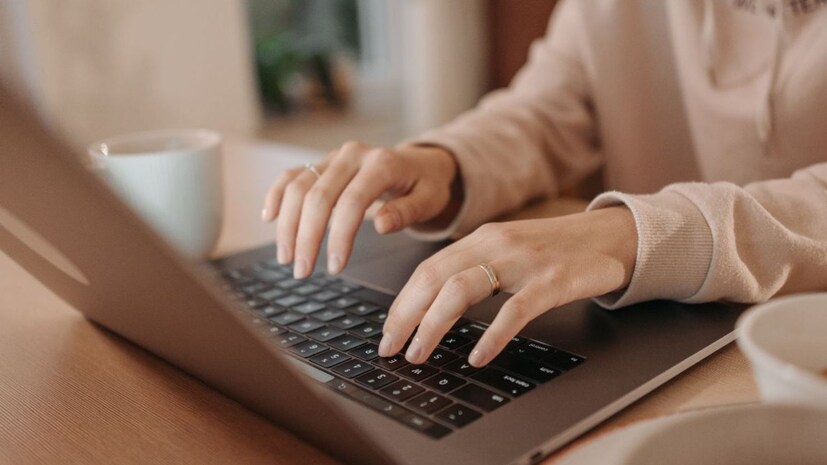 विंडोज ऑपरेटिंग सिस्टिममध्ये रिफ्रेश हा पर्याय डेस्कटॉप किंवा फाइल एक्सप्लोरला स्वतःला पुन्हा अपडेट करायला सांगतो. सोप्या भाषेत रिफ्रेश म्हणजे स्क्रीनवरील माहिती, आयकॉन, फोल्डर्स किंवा फाइल यांची नवीन स्थिती पुन्हा दाखवणं.