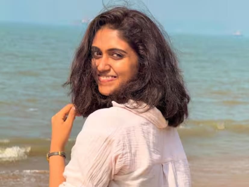 'सैराट' या जवळपास 10 वर्षांपूर्वी थिएटरमध्ये रिलीज झालेल्या चित्रपटाच्या माध्यमातून रिंकू राजगुरू महाराष्ट्रभर पोहोचली. तिने साकारलेली आर्ची ही भूमिका प्रेक्षकांच्या विशेष पसंतीस उतरली. 'सैराट'नंतर तिने अनेक वैविध्यपूर्ण भूमिका साकारल्या आहेत. पण आजही महाराष्ट्र तिला 'आर्ची' याच नावाने ओळखतो. 'सैराट' या जवळपास 10 वर्षांपूर्वी थिएटरमध्ये रिलीज झालेल्या चित्रपटाच्या माध्यमातून रिंकू राजगुरू महाराष्ट्रभर पोहोचली. तिने साकारलेली आर्ची ही भूमिका प्रेक्षकांच्या विशेष पसंतीस उतरली. 'सैराट'नंतर तिने अनेक वैविध्यपूर्ण भूमिका साकारल्या आहेत. पण आजही महाराष्ट्र तिला 'आर्ची' याच नावाने ओळखतो.