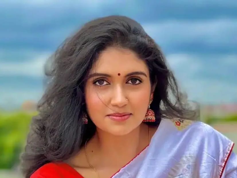  रिंकू राजगुरू आज एक सेलिब्रिटी असली तरीदेखील वैयक्तिक आणि व्यावसायिक आयुष्यात तिला अनेक अडचणींचा सामना करावा लागतो. नुकतंच एका मुलाखतीत सर्वांच्या लाडक्या आर्चीने खचल्यावर काय करते याबाबत भाष्य केलं आहे.