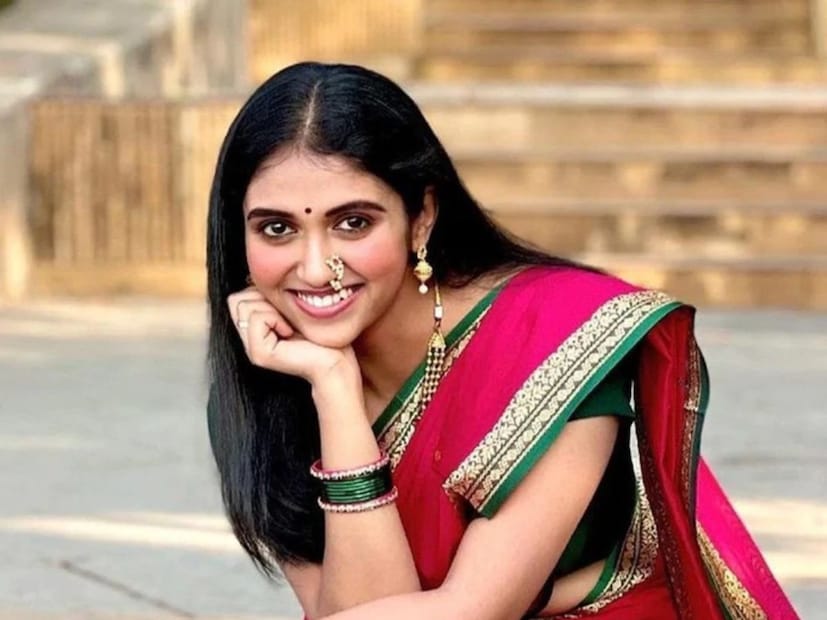 रिंकू राजगुरू मराठी मनोरंजनसृष्टीतील आघाडीची अभिनेत्री आहे. अनेक दर्जेदार चित्रपटांत तिने आपल्या अभिनयाची छाप पाडली आहे. 'सैराट' या चित्रपटाच्या माध्यमातून रिंकूने वयाच्या 16 व्या वर्षी इंडस्ट्रीत पदार्पण केलं. 'सैराट'नंतरही विविध धाटणीच्या, वेगवेगळ्या विषयांवर भाष्य करणाऱ्या चित्रपटांच्या माध्यमातून रिंकू प्रेक्षकांच्या भेटीला येत गेली. रिंकू राजगुरू मराठी मनोरंजनसृष्टीतील आघाडीची अभिनेत्री आहे. अनेक दर्जेदार चित्रपटांत तिने आपल्या अभिनयाची छाप पाडली आहे. 'सैराट' या चित्रपटाच्या माध्यमातून रिंकूने वयाच्या 16 व्या वर्षी इंडस्ट्रीत पदार्पण केलं. 'सैराट'नंतरही विविध धाटणीच्या, वेगवेगळ्या विषयांवर भाष्य करणाऱ्या चित्रपटांच्या माध्यमातून रिंकू प्रेक्षकांच्या भेटीला येत गेली.