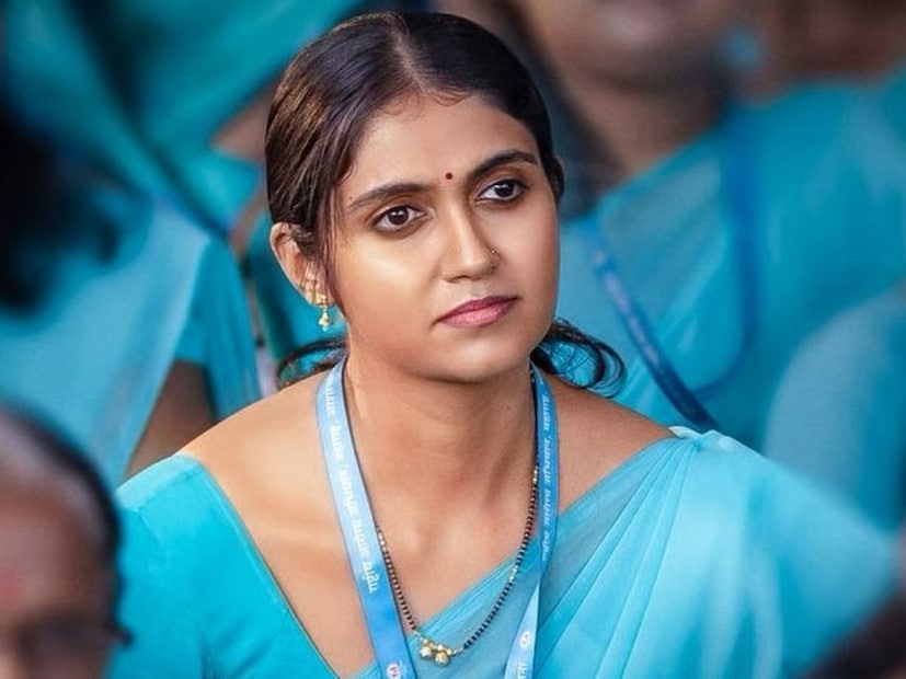 रिंकू राजगुरू अभिनीत 'आशा' हा बहुचर्चित चित्रपट 19 डिसेंबर 2025 रोजी थिएटरमध्ये रिलीज होणार आहे. या चित्रपटात रिंकू पहिल्यांदाच एका वेगळ्या भूमिकेत पाहायला मिळणार आहे. या चित्रपटात रिंकू 'आशा सेविका'ची भूमिका साकारताना दिसणार आहे. रिंकू राजगुरू अभिनीत 'आशा' हा बहुचर्चित चित्रपट 19 डिसेंबर 2025 रोजी थिएटरमध्ये रिलीज होणार आहे. या चित्रपटात रिंकू पहिल्यांदाच एका वेगळ्या भूमिकेत पाहायला मिळणार आहे. या चित्रपटात रिंकू 'आशा सेविका'ची भूमिका साकारताना दिसणार आहे.