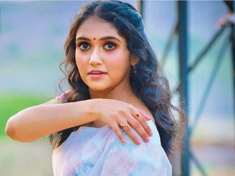  रिंकू राजगुरू पुढे म्हणाली,"अवतीभोवती असणाऱ्या सकारात्मक गोष्टींचा मी जास्त विचार करते. खचल्यावर जसा माणूस रडतो तसं मीदेखील रडते. शांत बसते. पण मी सतत ते चिघळत बसत नाही".