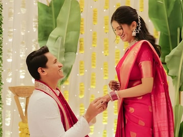 संदीप खरेंच्या लाडक्या लेकीचा थाटात पार पडला साखरपुडा, पाहा PHOTOS संदीप खरेंच्या लाडक्या लेकीचा थाटात पार पडला साखरपुडा, पाहा PHOTOS