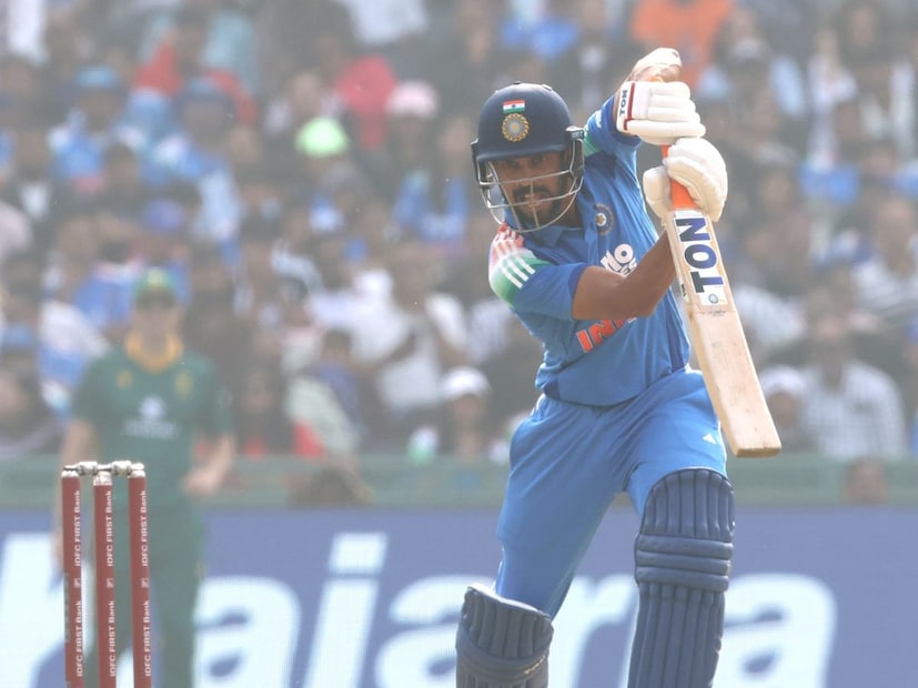 विशेष म्हणजे पहिल्यांदा त्याने 52 बॉलमध्ये आपले अर्धशतक पुर्ण केले होते. या अर्धशतकानंतर त्याने गेर बदलत पुढच्या50 धावा या त्याने 25 बॉलमध्ये केल्या आहेत. अशाप्रकारे आक्रमकपणे त्याने खेळत आपली सेंच्यूरी पूर्ण केली आहे. 