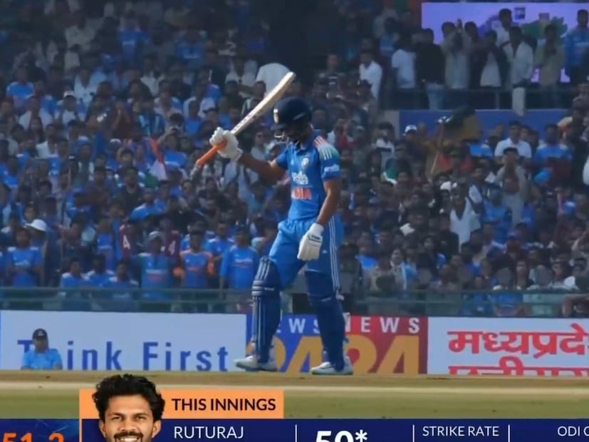 खरं तर यशस्वी जयस्वाल बाद झाल्यानंतर फलंदाजीसाठी ऋतुराज गायकवाड मैदानात आला. मैदानात पाऊल ठेवताच विराट कोहलीने त्याचा खेळपट्टीविषयी माहिती दिली. या खेळपट्टीवर कसे खेळले पाहिजे याविषयी त्याच्याशी मिनिटभर चर्चा केली. तसेच दोघांच्या भागिदारीतही वेळोवेळी विराटने त्याला मार्गदर्शन केले.