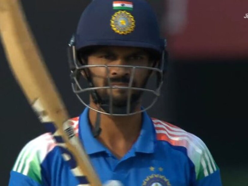 विशेष म्हणजे एकदा मैदानात सेट झाल्यानंतर ऋतुराजने पहिल्यांदा त्याने 52 बॉलमध्ये आपले अर्धशतक पुर्ण केले होते. या अर्धशतकानंतर त्याने गेर बदलत पुढच्या50 धावा या त्याने 25 बॉलमध्ये केल्या आहेत. अशाप्रकारे आक्रमकपणे त्याने खेळत आपली सेंच्यूरी पूर्ण केली आहे. 