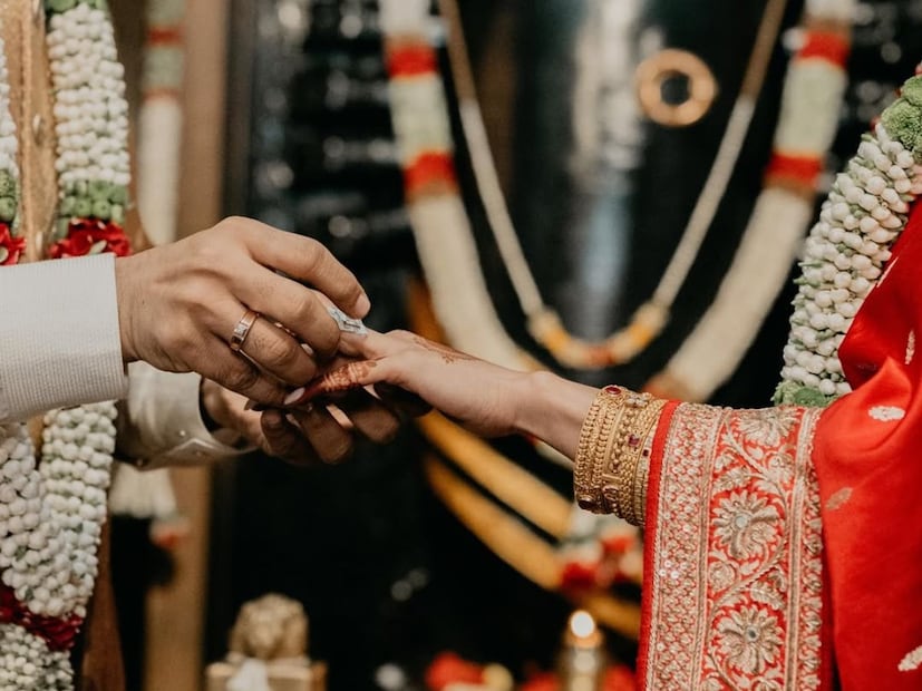  समंथा रुथ प्रभूची मोठी आणि अनोखी वेडिंग रिंग सध्या चर्चेचा विषय ठरत आहे. नेहमीच बोल्डनेसमुळे चर्चेत असणाऱ्या समंथा रुथ प्रभूने आपल्या लग्नातील साधेपणाने मात्र चाहत्यांचं चांगलच लक्ष वेधून घेतलं आहे.