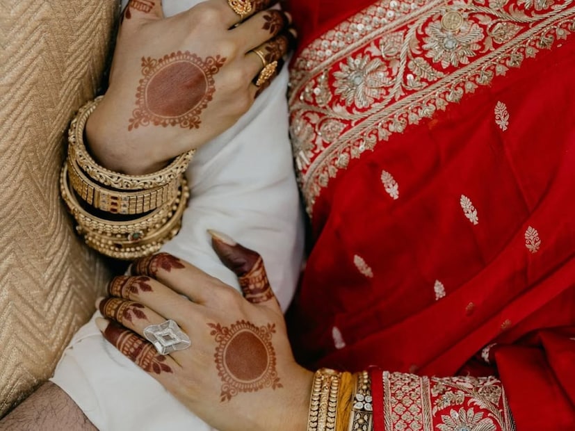  समंथाची वेडिंग रिंग खूपच रेअर कलेक्टर डायमंड्स पीसपासून बनवण्यात आली होती. या वेडिंग रिंगमध्ये 2 कॅरेट एक लोजेंज पोर्ट्रेट कट डायमंड आहे. पक्ष्याच्या पंख्याच्या पंखासारख्या आकारच्या चारही बाजू आहेत. एकूण आठ कस्टम पोर्ट्रेट डायमंड या अंगठीत वापरण्यात आले आहेत. या अंगठीवर बारीक नक्षीकाम करण्यात आले आहे. जगात खूप कमी ठिकाणी अशा पद्धतीची अंगठी बनवण्यात येते.