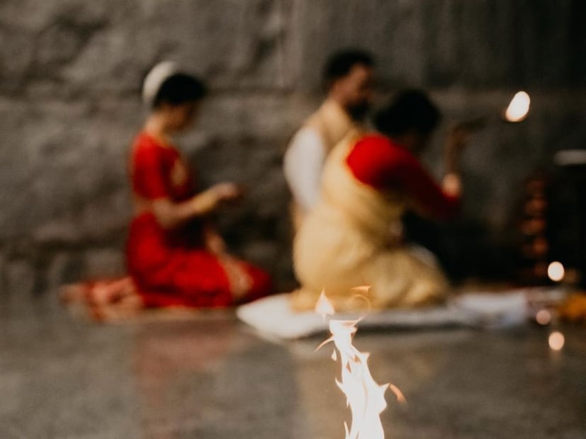  अभिनेत्री समंथा रुथ प्रभू आणि 'द फॅमिली मॅन'चे दिग्दर्शक राज निदिमोरू नुकतेच लग्नबंधनात अडकले आहेत. कोयंबटूर येथील मंदिरात त्यांचा लग्नसोहळा पार पडला. त्यांच्या लग्नसोहळ्याचे फोटो सोशल मीडियावर व्हायरल होत आहेत. पण या सगळ्या फोटोंमध्ये लक्ष वेधून घेतेय ती समंथा रुथ प्रभूची वेडिंग रिंग.